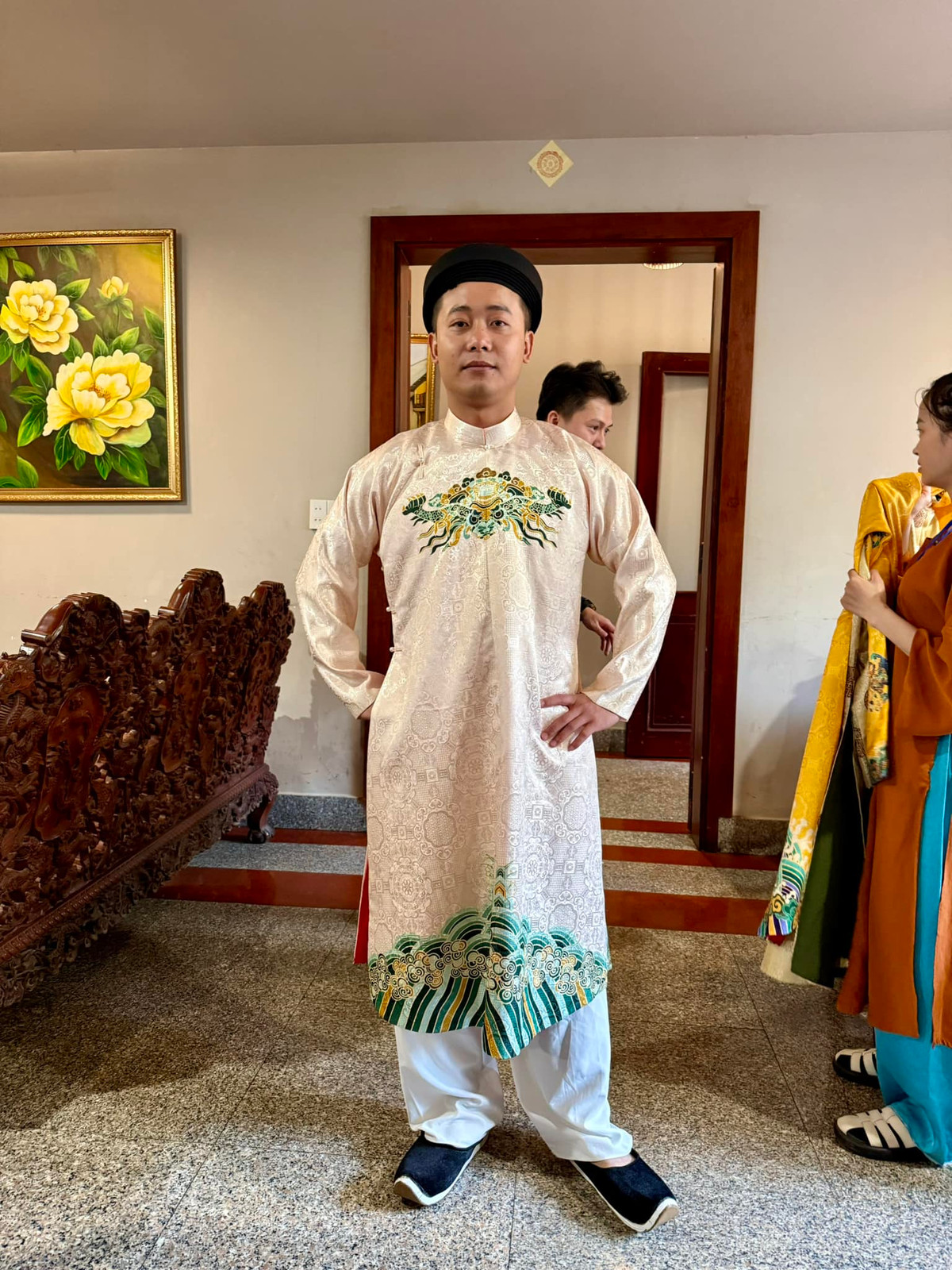 Hồi tháng 11.2024, Quang Linh Vlogs cũng từng phải lên tiếng xin lỗi khi bị cho là livestream bán hàng kém chất lượng. Theo đó, dẻ sườn gác bếp L.N do anh chàng quảng cáo không đạt chất lượng, và đã yêu cầu nhãn hàng hoàn tiền 100% đối với các đơn hàng mua trên livestream.