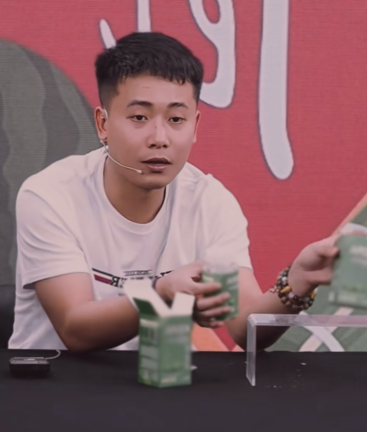 Trước những tranh cãi trên mạng xã hội, mới đây Quang Linh Vlogs đã lên tiếng xin lỗi khi quảng cáo lố về công dụng của viên kẹo K. trên livestream của mình. Trong bài đăng trên fanpage có 2,2 triệu người theo dõi, nam YouTuber viết: "Trước tiên, Linh rất xin lỗi về việc đã truyền tải thông tin chưa chính xác rằng "1 viên tương đương 1 đĩa rau", gây hiểu nhầm cho khách hàng trong thời gian qua".