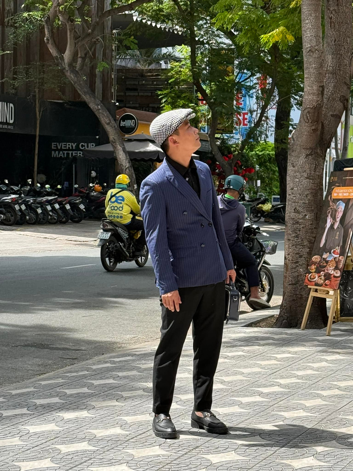 Bài đăng này đã thu hút rất nhiều sự chú ý của netizen. Ở phần bình luận, nhiều người nhắc nhở anh chàng nên cẩn trọng hơn trong những lần tiếp theo khi quảng cáo về sản phẩm, bởi những thứ anh đang bán không chỉ là sản phẩm mà còn là uy tín của chính mình.