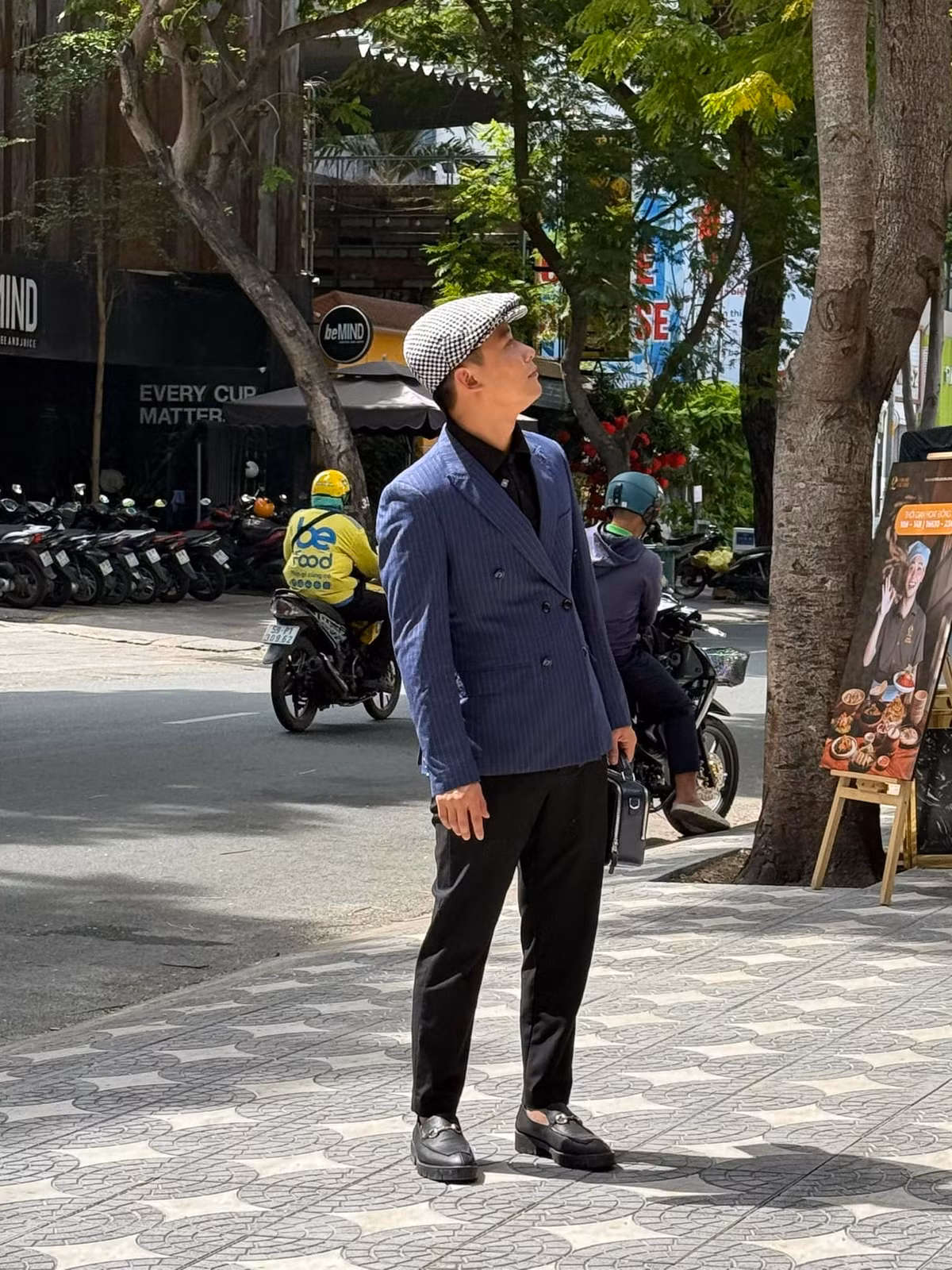 Bài đăng này đã thu hút rất nhiều sự chú ý của netizen. Ở phần bình luận, nhiều người nhắc nhở anh chàng nên cẩn trọng hơn trong những lần tiếp theo khi quảng cáo về sản phẩm, bởi những thứ anh đang bán không chỉ là sản phẩm mà còn là uy tín của chính mình.