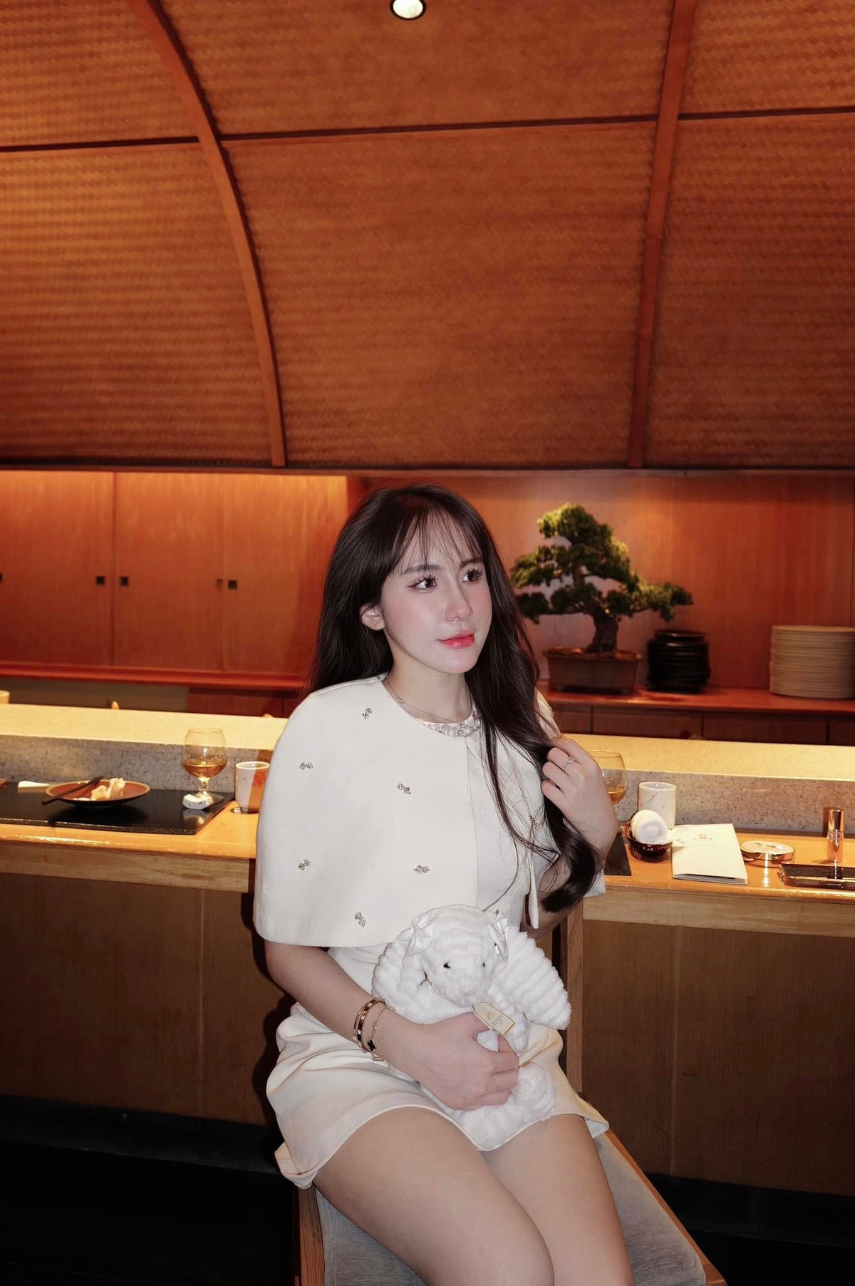 Mới đây, cô nàng vừa đăng tải loạt ảnh xinh đẹp cùng dòng trạng thái thả thính cực ngọt: "Vì mật mà ong thật liều, vì anh mà yêu thật lòng".