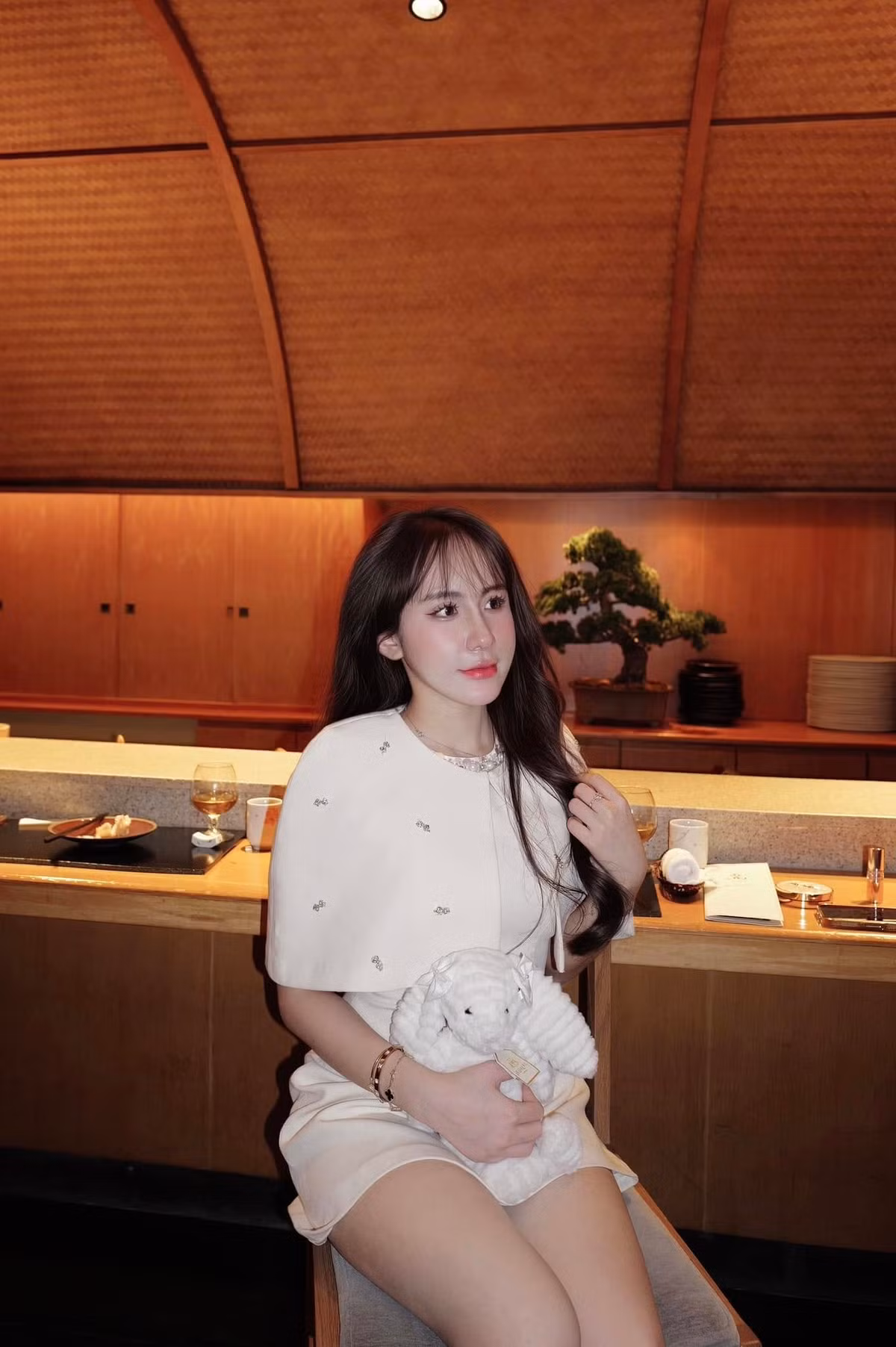 Mới đây, cô nàng vừa đăng tải loạt ảnh xinh đẹp cùng dòng trạng thái thả thính cực ngọt: "Vì mật mà ong thật liều, vì anh mà yêu thật lòng".