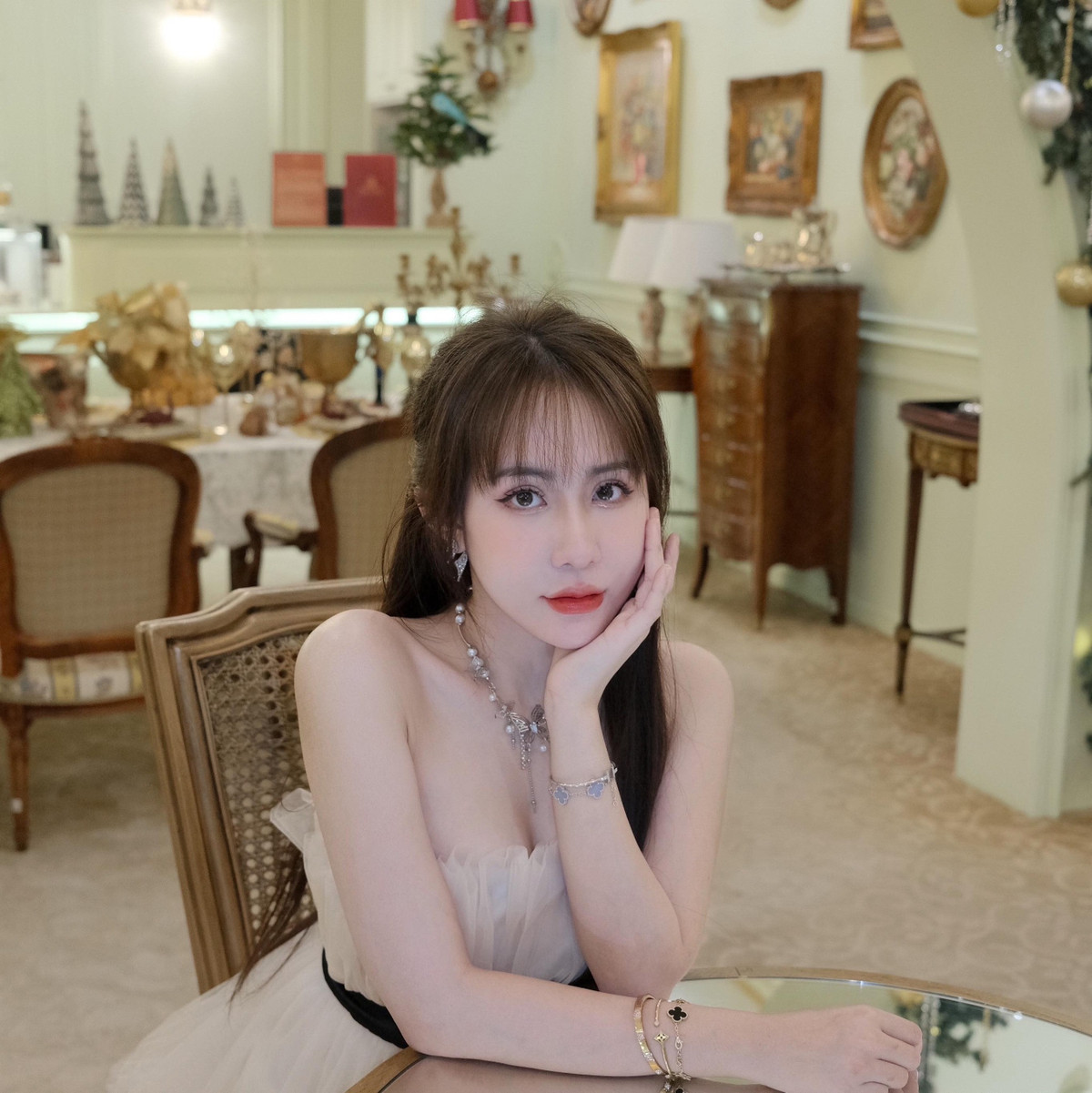 Trên đấu trường, cô nàng chuyên nghiệp, chỉn chu, trang điểm nhẹ nhàng vẫn hút mắt. Còn bên ngoài, cô nàng gây ấn tượng với vẻ nhẹ nhàng, nữ tính.