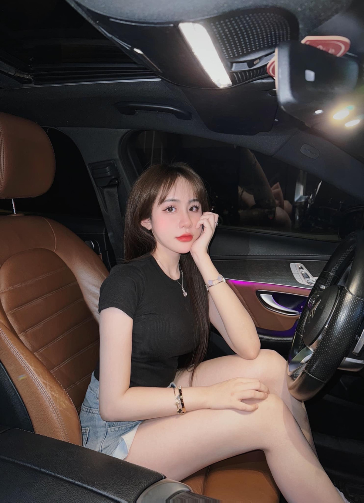 Lê Tuyết Anh có gương mặt thanh tú, với đôi mắt to tròn, sống mũi cao và nụ cười rạng rỡ.