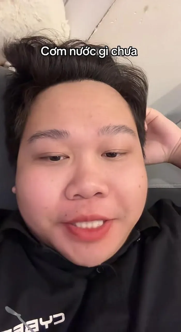 Câu nói "Cơm nước gì chưa người đẹp?" bắt nguồn từ một đoạn video hài hước chỉ vọn vẹn 8s của TikToker Nghi Khùn. Trong video, anh chàng sử dụng phương ngữ miền Tây để hỏi một cô gái: "Cơm nước gì chưa người đẹp? Lướt TikTok hoài dạ? Cơm nước gì chưa?". Với cách diễn đạt dí dỏm, tự nhiên, đoạn video này đã nhanh chóng lan truyền và trở thành "meme" được giới trẻ yêu thích.