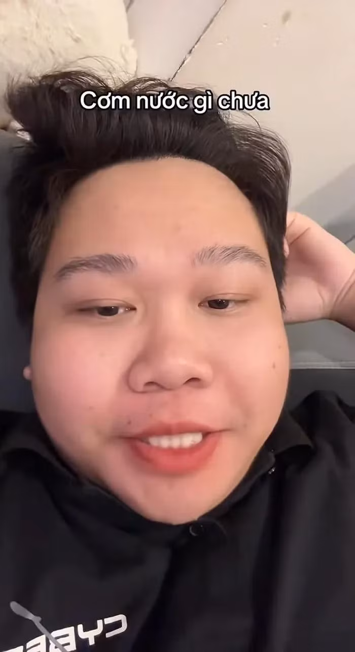 Câu nói "Cơm nước gì chưa người đẹp?" bắt nguồn từ một đoạn video hài hước chỉ vọn vẹn 8s của TikToker Nghi Khùn. Trong video, anh chàng sử dụng phương ngữ miền Tây để hỏi một cô gái: "Cơm nước gì chưa người đẹp? Lướt TikTok hoài dạ? Cơm nước gì chưa?". Với cách diễn đạt dí dỏm, tự nhiên, đoạn video này đã nhanh chóng lan truyền và trở thành "meme" được giới trẻ yêu thích.