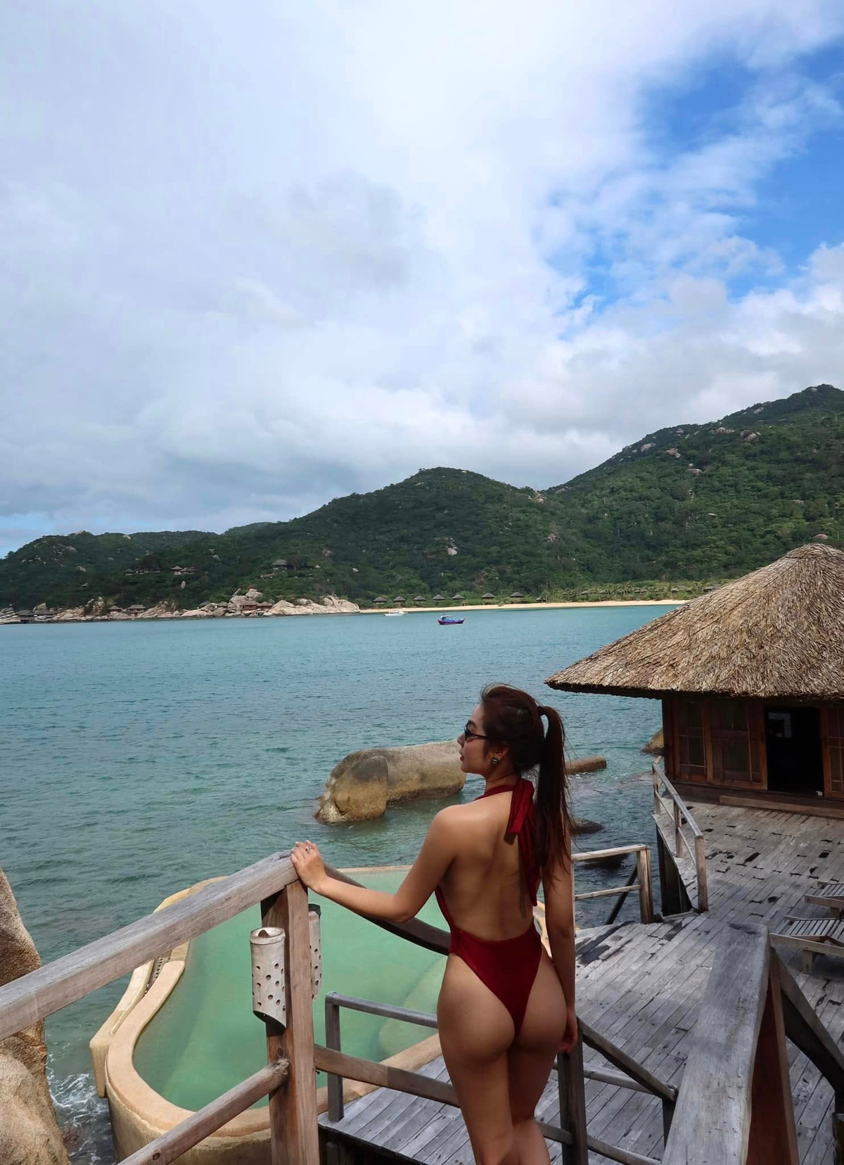 Với thiết kế bikini bé xíu, Huyền Lizzie không chỉ khoe được vòng eo thon gọn mà còn phô diễn đôi chân dài miên man.