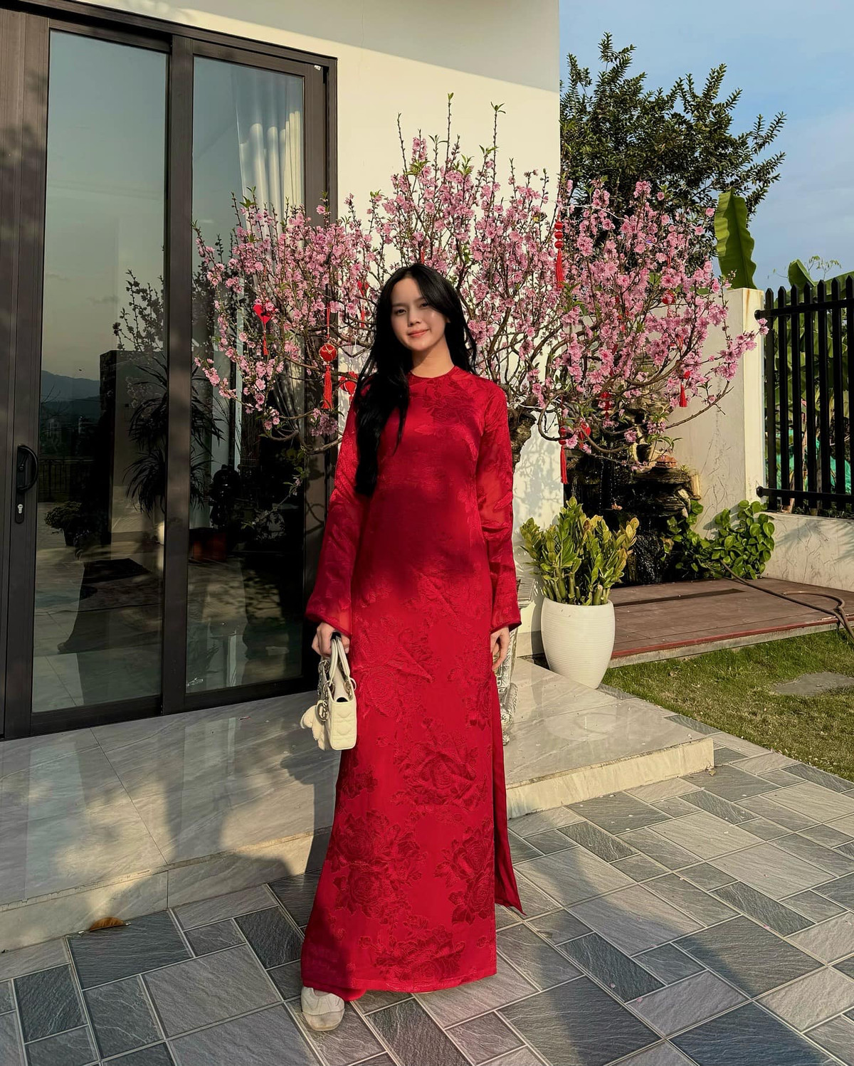 Cũng trong thiết kế áo dài, nàng WAG Ngô Tố Uyên - bà xã Thành Chung cũng khiến người theo dõi xuýt xoa khi đăng tải hình ảnh du xuân cách đây ít lâu.