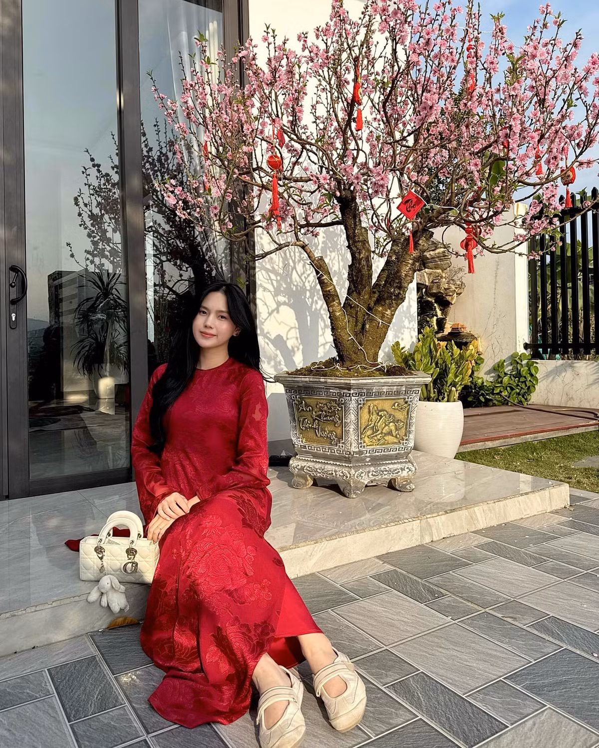 Trong thiết kế áo dài suông đỏ thắm, Tố Uyên khoe nhan sắc đằm thắm, ngọt ngào.