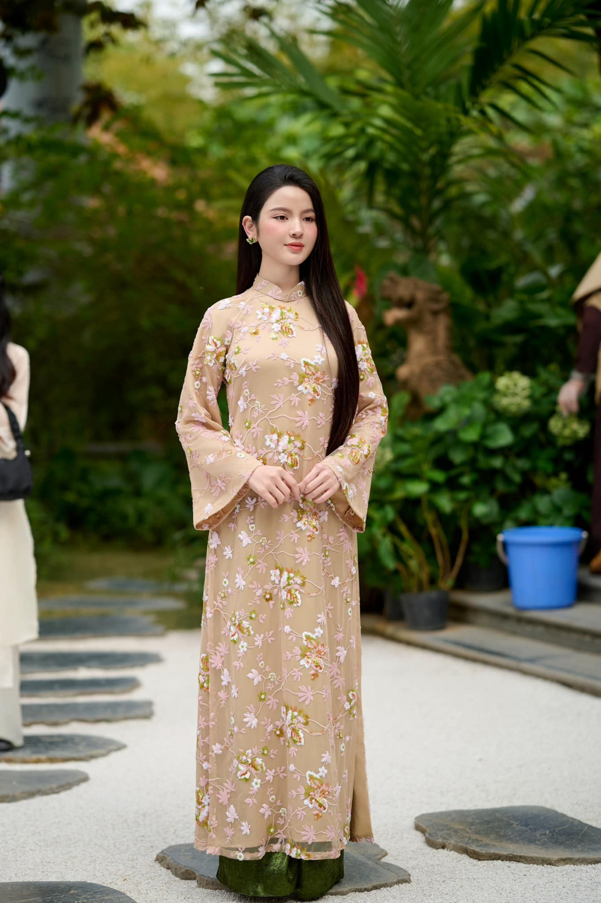 Thực hiện bộ ảnh nhân dịp vãn chùa đầu năm, nàng WAG Chu Thanh Huyền - bà xã tiền đạo Quang Hải gây ấn tượng với vẻ ngoài truyền thống, nhẹ nhàng.