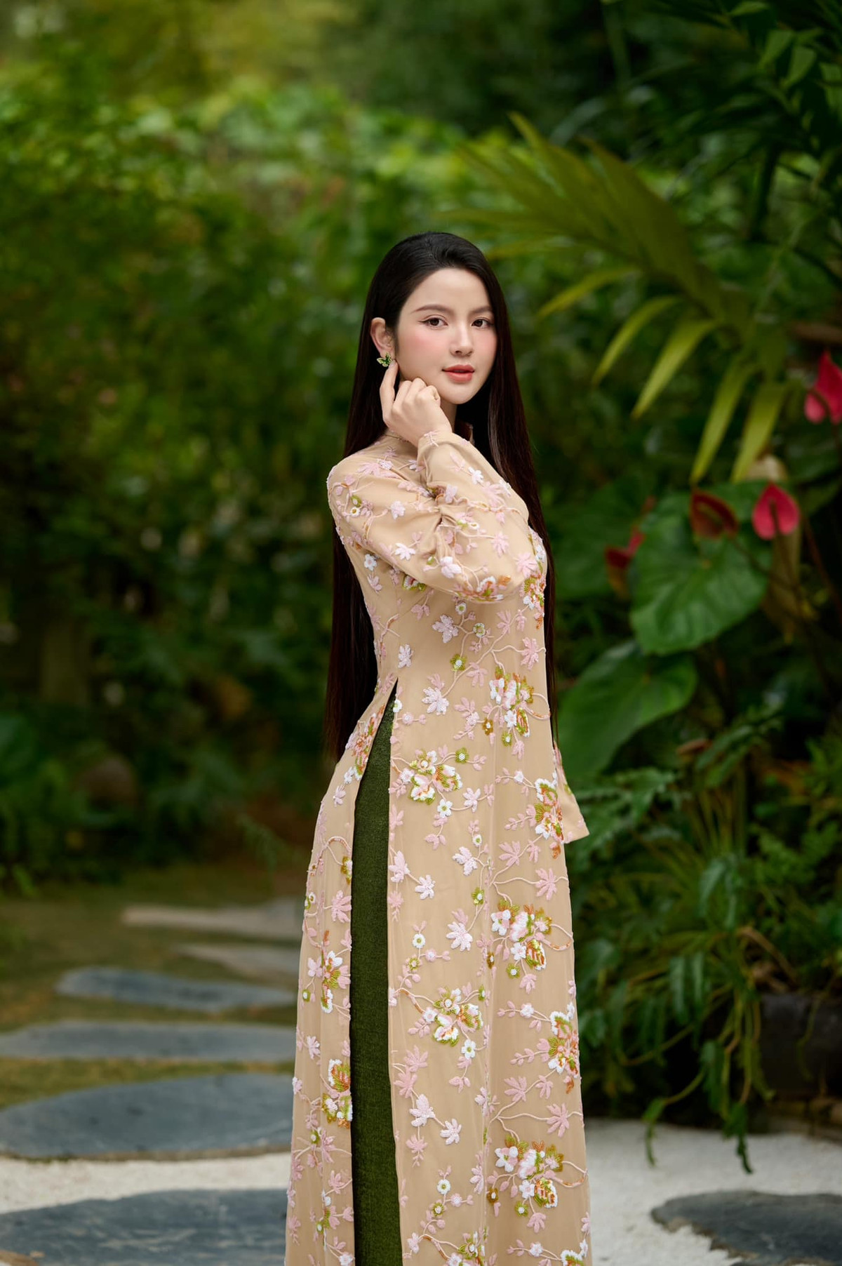 Chu Thanh Huyền lựa chọn thiết kế áo dài với tone màu cam nhạt, được thêu họa tiết tỉ mỉ.