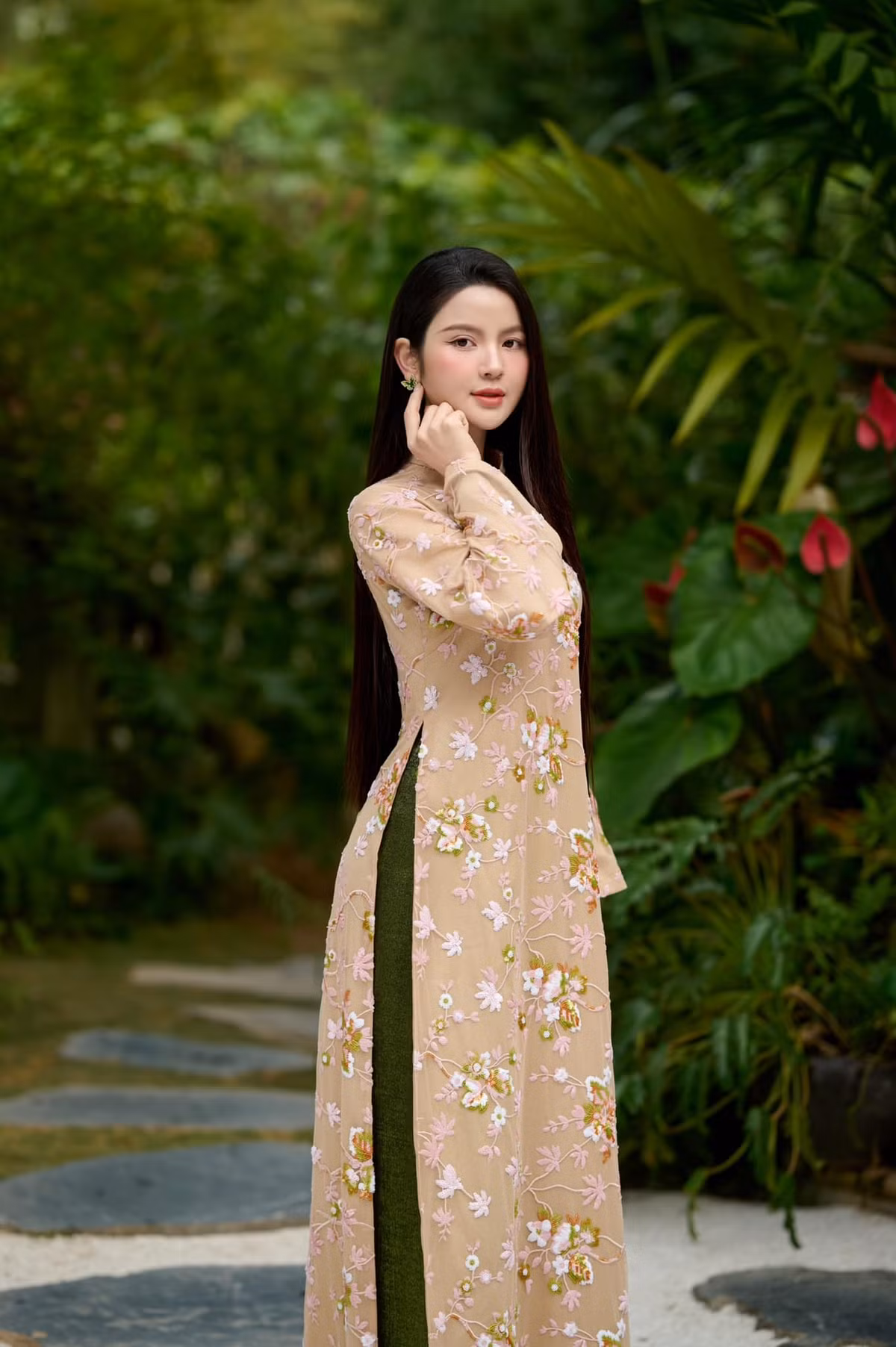 Chu Thanh Huyền lựa chọn thiết kế áo dài với tone màu cam nhạt, được thêu họa tiết tỉ mỉ.