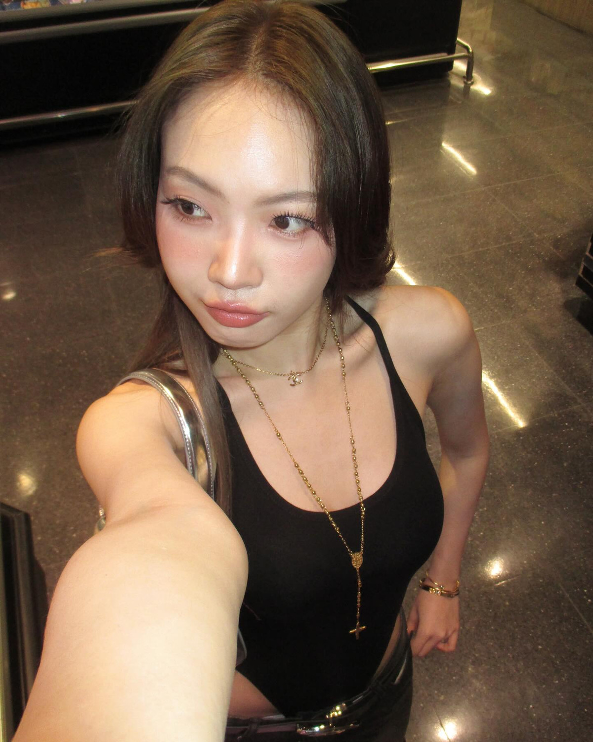 Cô nàng theo đuổi phong cách ngọt ngào, nữ tính nhưng cũng vô cùng gợi cảm, quyến rũ.