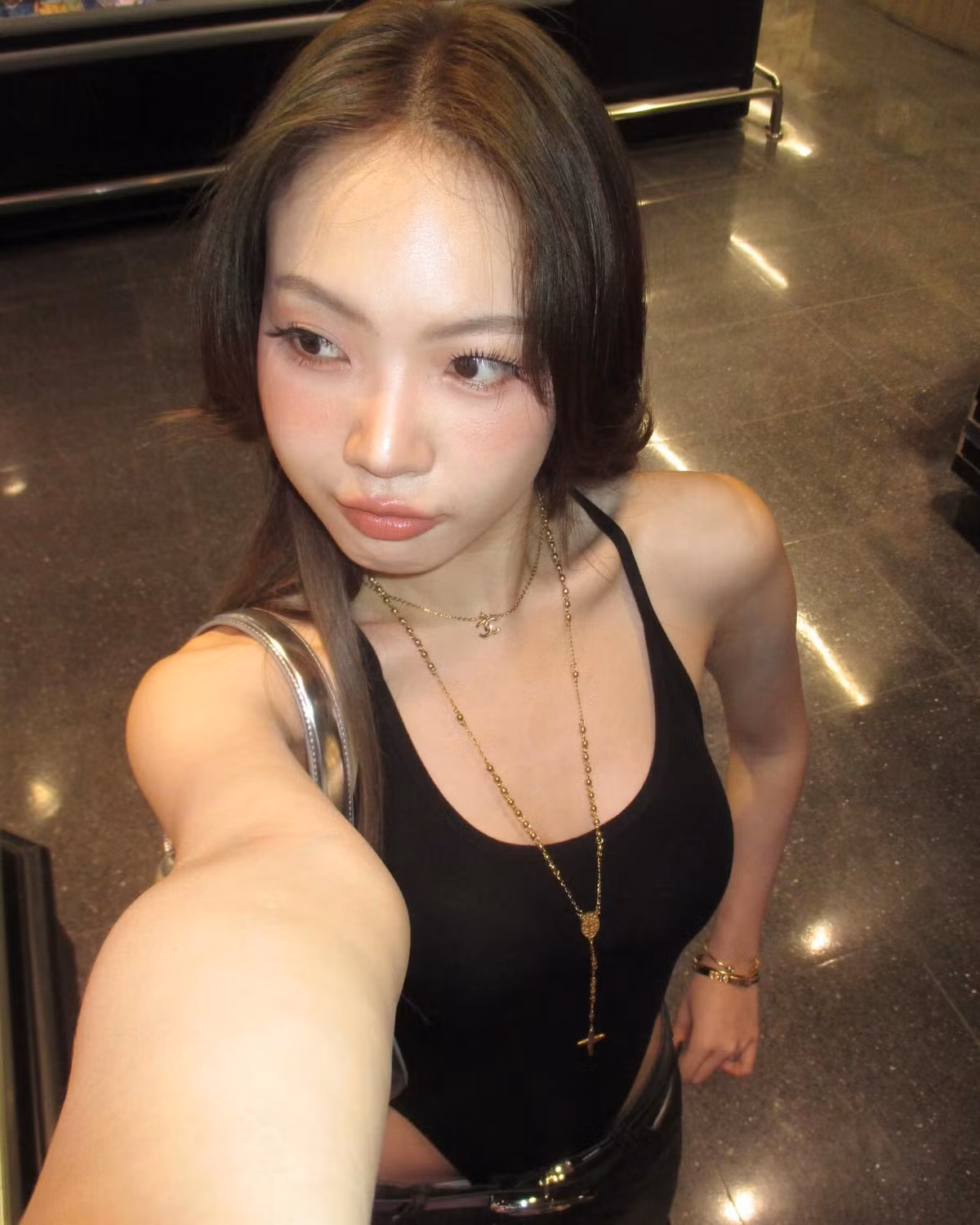 Cô nàng theo đuổi phong cách ngọt ngào, nữ tính nhưng cũng vô cùng gợi cảm, quyến rũ.