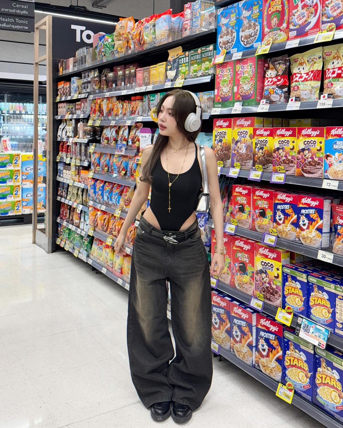 Phong cách phối đồ giữa jumpsuit cùng quần jean được nhiều bạn trẻ ưa thích thời gian gần đây.