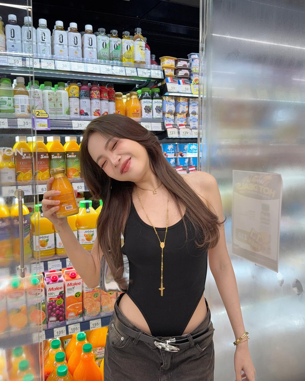 Được biết, nàng hot girl này là Cardncyn, cô nàng sở hữu lượng người theo dõi hùng hậu với hơn 3,5 triệu người theo dõi.