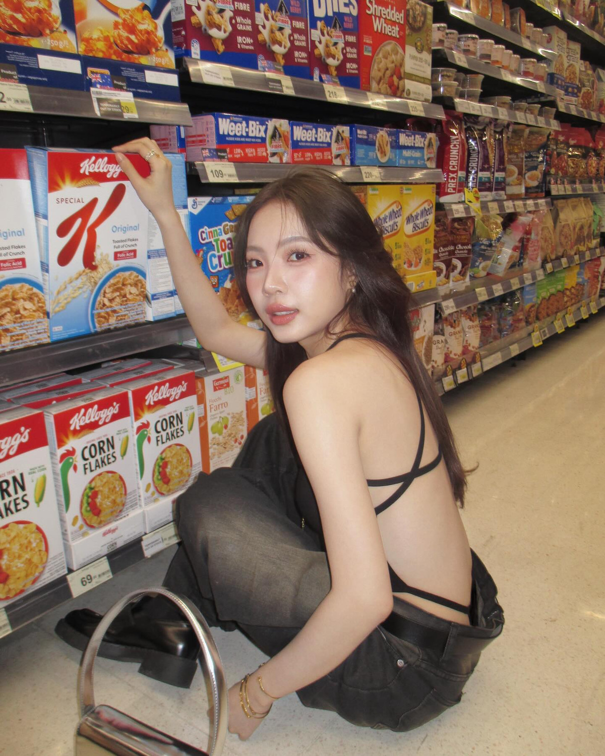 Mới đây, loạt ảnh của một hot girl người Thái Lan khi đi siêu thị gây xôn xao khắp mạng xã hội. Theo đó, cô nàng diện thiết kế áo với phần dây đan chéo phía sau, gần như khoe trọn bở lưng trần gợi cảm.