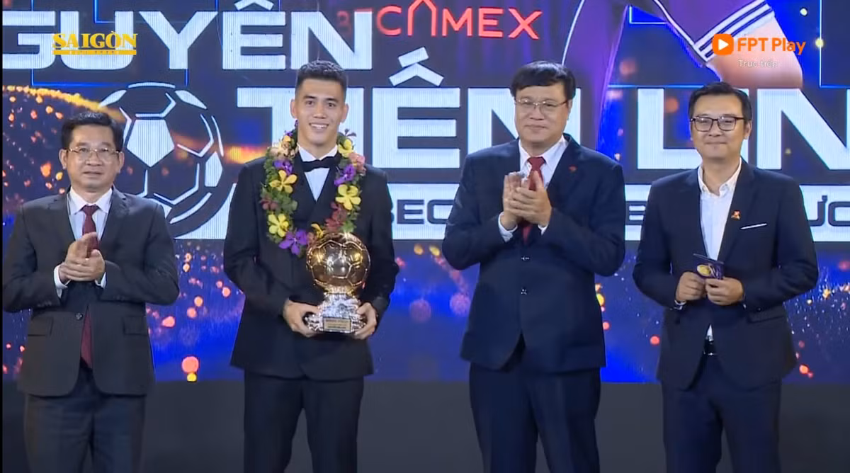Tiến Linh đã vượt qua hai đối thủ là Hoàng Đức và Tuấn Hải để giành danh hiệu Quả bóng vàng Việt Nam trong lễ trao giải vào tối qua. Đây là lần đầu tiên nam tiền đạo đạt được danh hiệu cao quý này.
