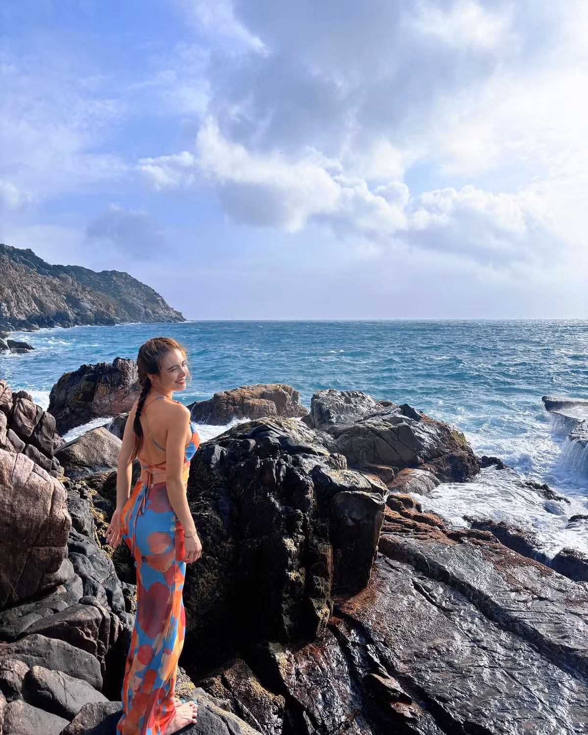 Trong loạt ảnh, Khánh Chi diện thiết kế váy dài ôm sát cơ thể, khoe trọn đường cong nóng bỏng.