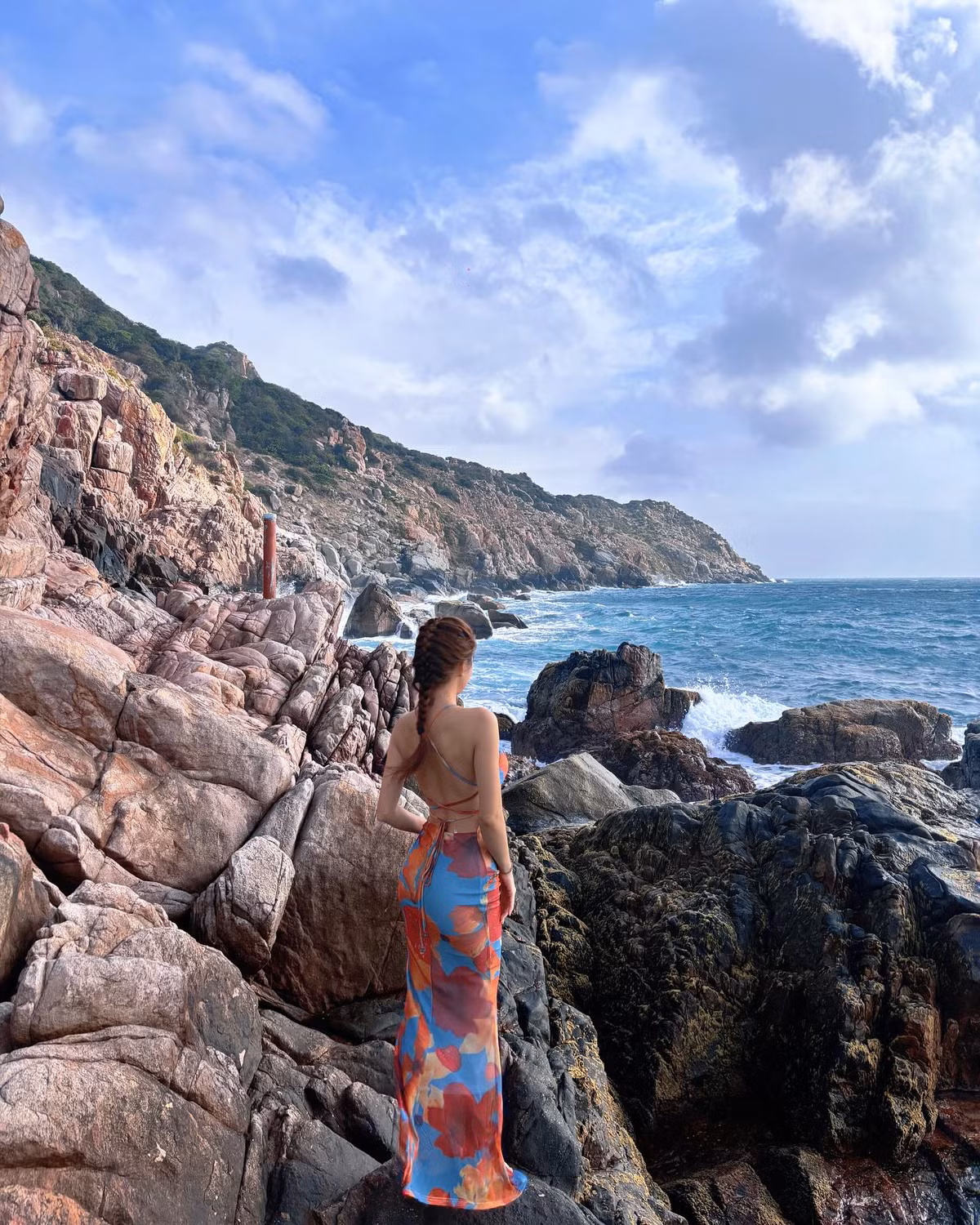 Mới đây cô nàng vừa đăng tải loạt ảnh khoe dáng bên bờ biển Vĩnh Hy, nhận về rất nhiều sự chú ý từ netizen.