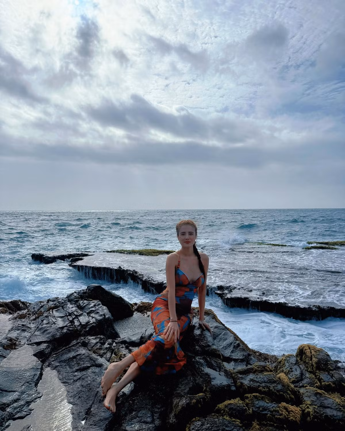 Dưới bài đăng, Khánh Chi nhận vô vàn những lời khen của bạn bè, người thân. Tất cả đều thể hiện sự trầm trồ trước vóc dáng của hot girl một thời này.