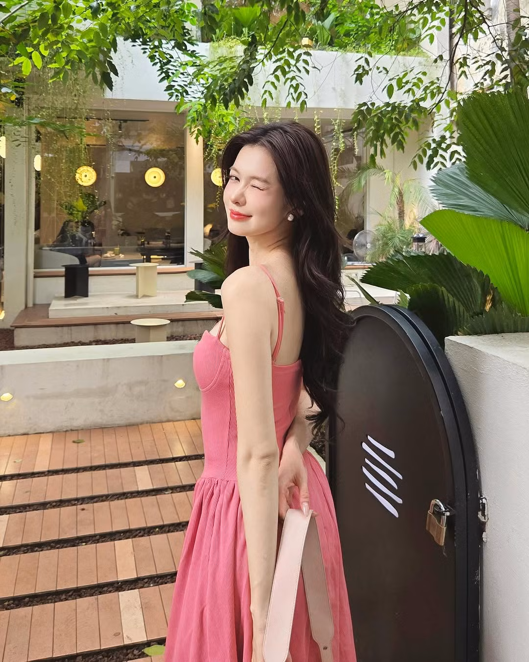 Tên tuổi của Yên Đan được biết đến nhiều khi cô nàng là quán quân cuộc thi Ngôi sao chốt đơn. Cô được đánh giá có ngoại hình ưa nhìn, năng lượng tích cực và lối dẫn dắt bán hàng thông minh.