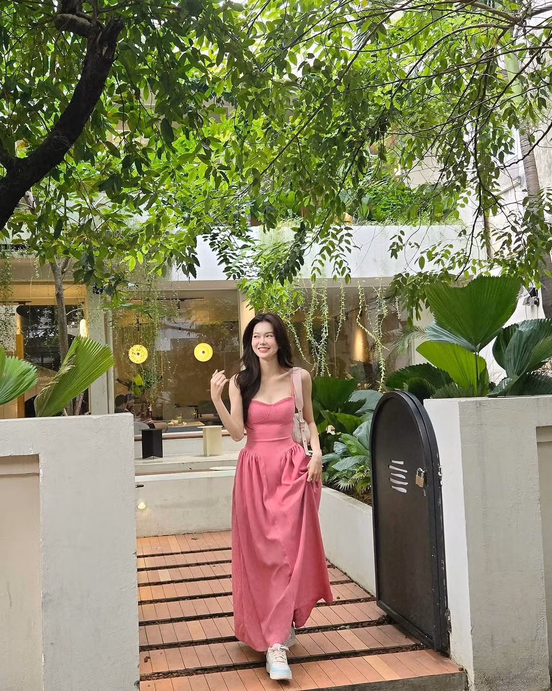 Sau đó Yên Đan dẫn thân sang lĩnh vực diễn xuất và để lại ấn tượng sâu sắc với khán giả trong bộ phim Đi giữa trời rực rỡ.