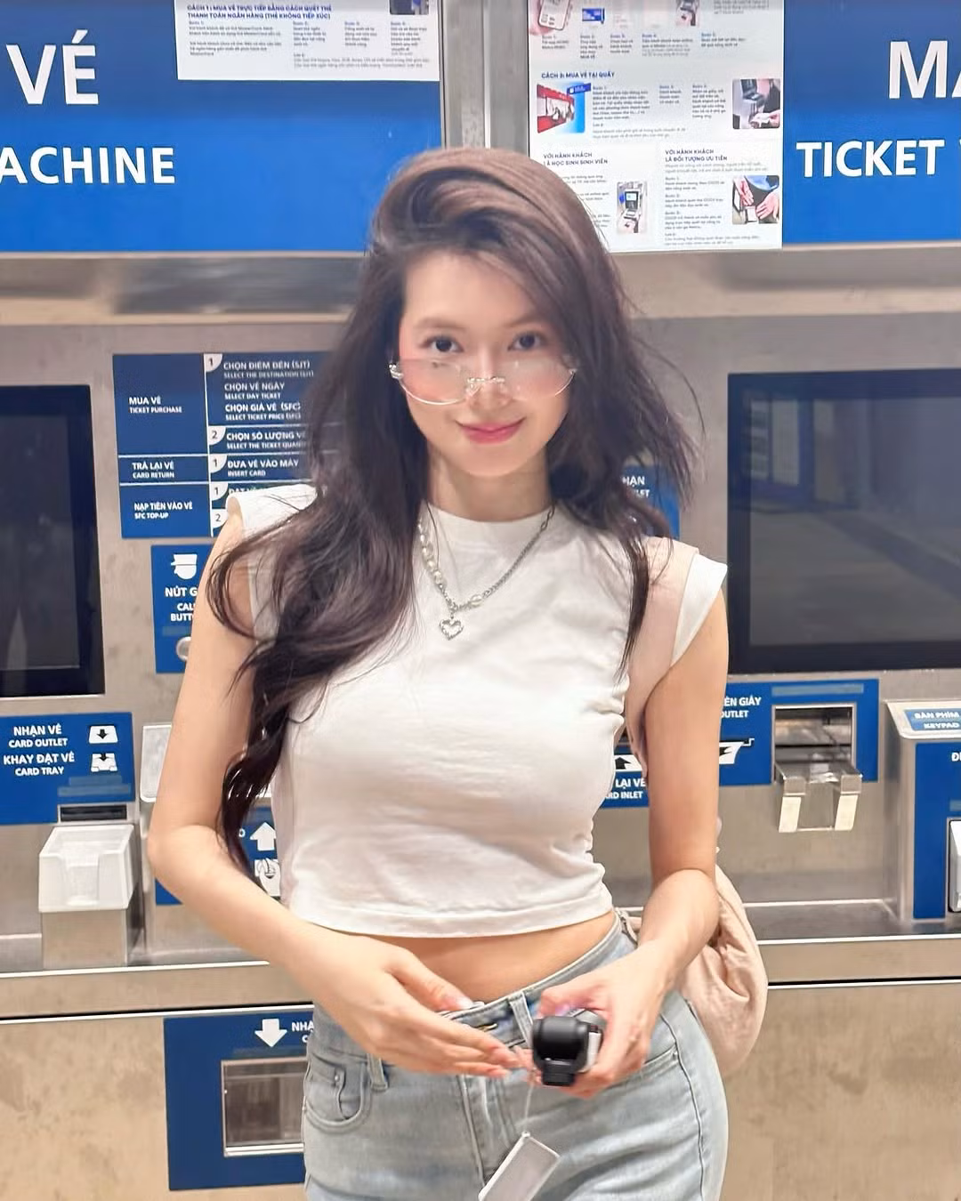 Những hình ảnh được cô nàng cập nhật trên mạng xã hội đều thu hút sự chú ý của netizen. Mới đây trên trang cá nhân, nàng hot girl vừa đăng tải loạt ảnh check-in ở Metro Bến Thành - Suối Tiên kèm dòng trạng thái đầy bắt trend: "Metro gì chưa người đẹp".