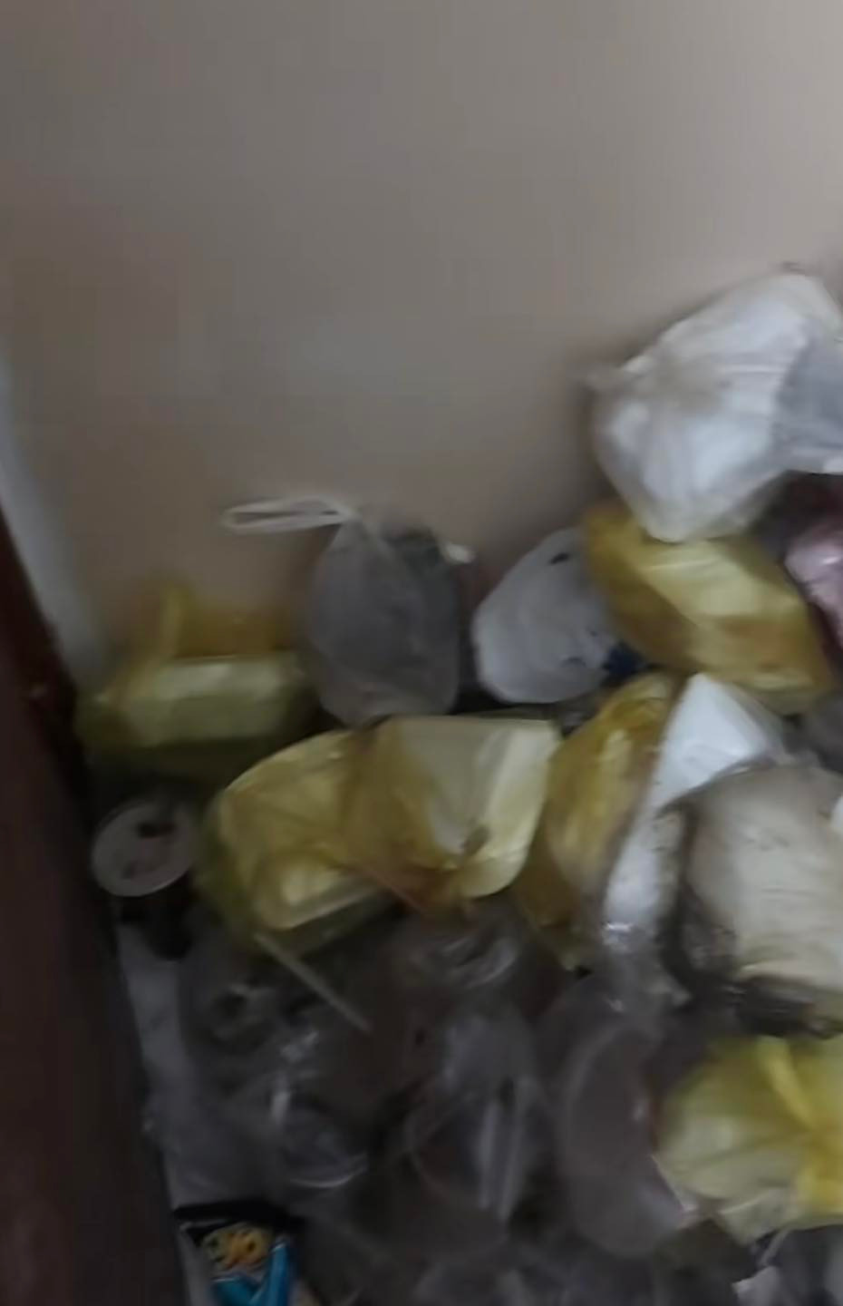 Cái túi rác chủ yếu là đồ thức ăn ngoài, thức ăn nhanh được tích lại sau nhiều ngày tháng. (Ảnh: Cô Độc Vương)