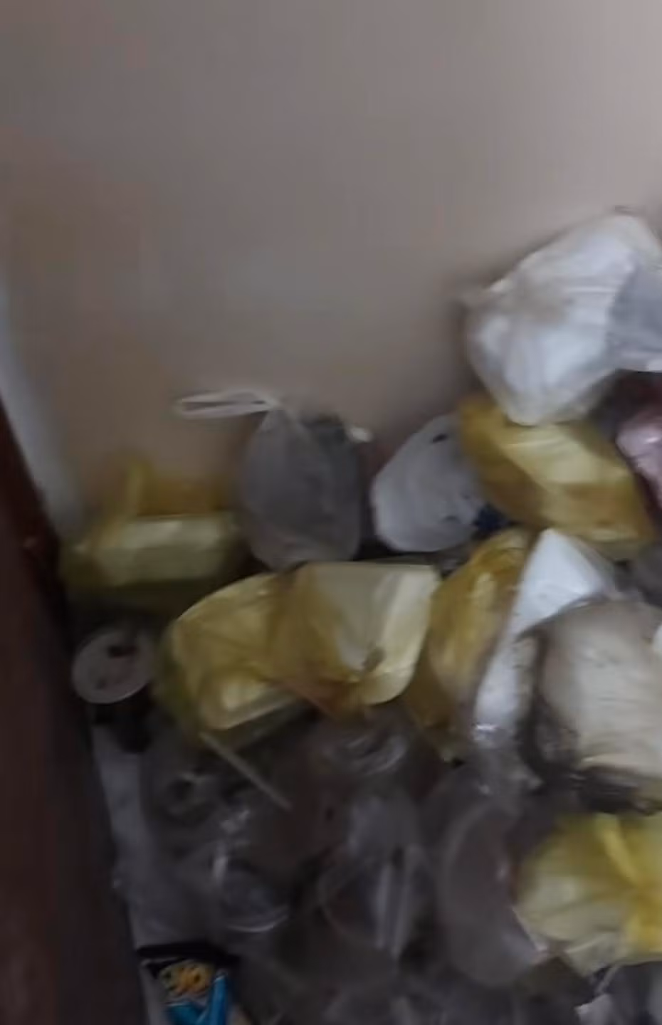 Cái túi rác chủ yếu là đồ thức ăn ngoài, thức ăn nhanh được tích lại sau nhiều ngày tháng. (Ảnh: Cô Độc Vương)