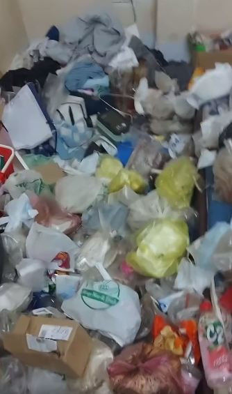 Ở phần bình luận, nhiều người đã bày tỏ cảm xúc về những hình ảnh này: "Khiếp phải mấy bao tải rác", "ủa bãi rác hay cái phòng", "đây là nó cố tình ấy chứ. Làm gì có thể ở đc như này", "phòng mình nhìn thấy mấy sợi tóc chải vội rớt dưới sàn chưa kịp quét đã tăng xông, thật sự là sẽ có người ở bẩn đến mức này hả ? Lại còn là con gái đôi mươi ??" (Ảnh: Cô Độc Vương)