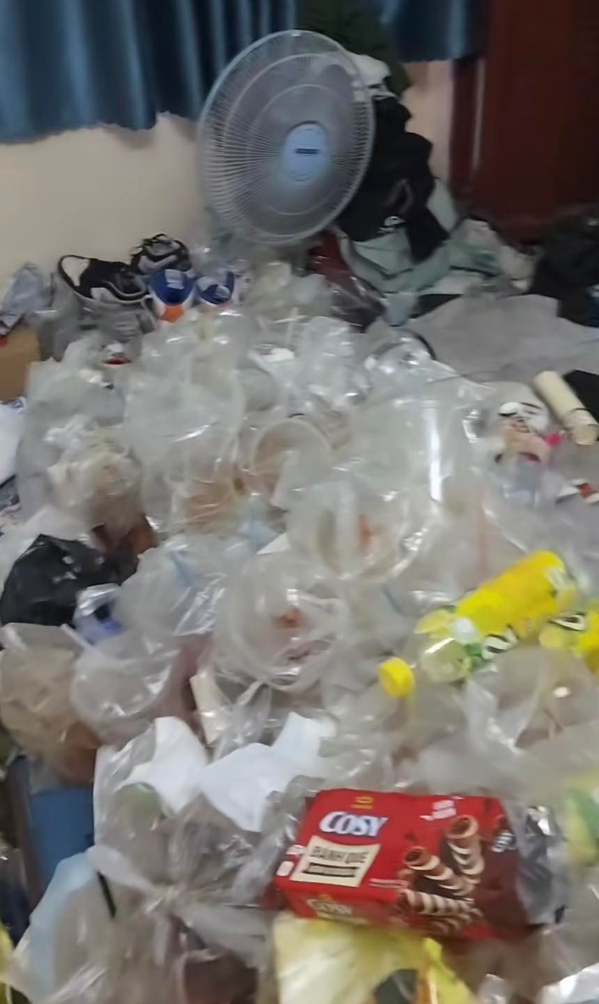 Giày dép, quạt điện lẫn với rác. (Ảnh: Cô Độc Vương)