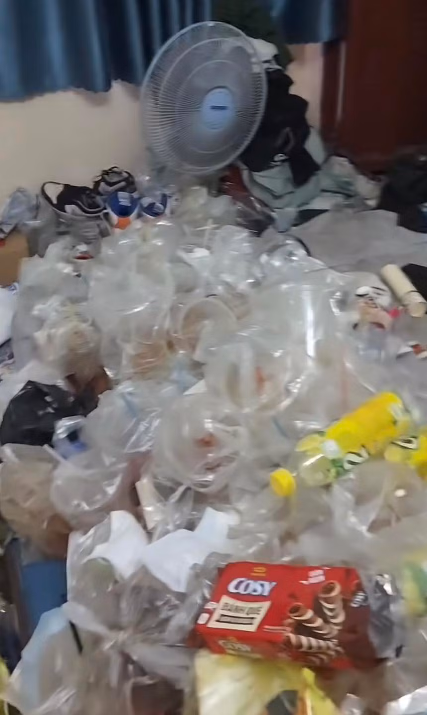 Giày dép, quạt điện lẫn với rác. (Ảnh: Cô Độc Vương)