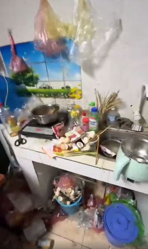 Khu bếp ngập tràn vỏ trứng, gói mì... cùng với đó là nồi niêu không được rửa trong nhiều ngày.