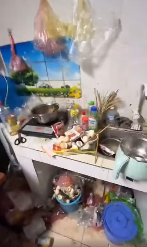 Khu bếp ngập tràn vỏ trứng, gói mì... cùng với đó là nồi niêu không được rửa trong nhiều ngày.