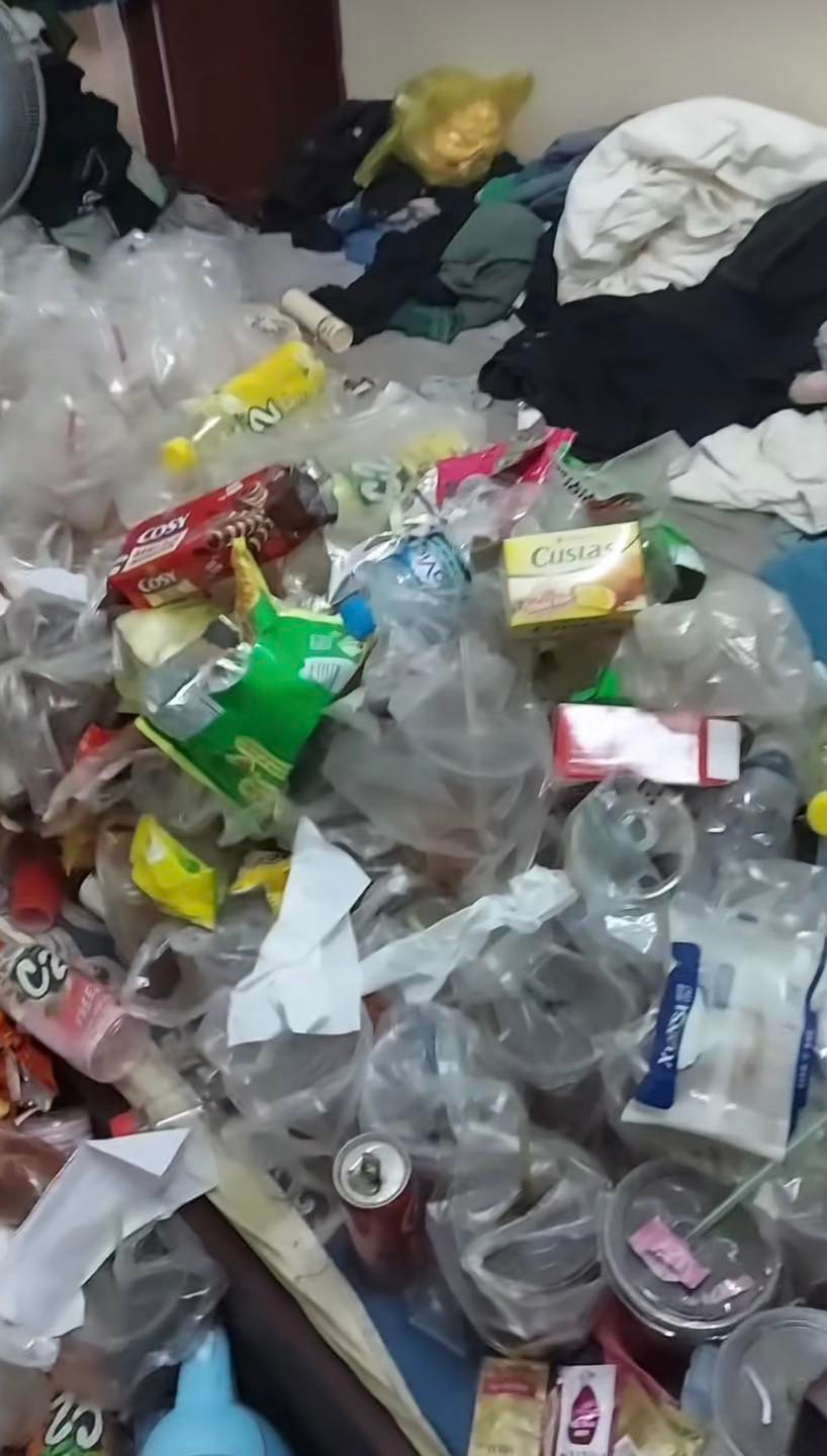 Khi người đàn ông mở cửa phòng ra thì cảnh tưởng như một bãi rác ập vào mắt người xem. Căn phòng chỉ vọn vẻn khoảng hơn 10 mét vuông, thế nhưng khắp nơi toàn bộ là rác , gần như không thể nhìn được những vật dụng gì khác trong phòng. (Ảnh: Cô Độc Vương)