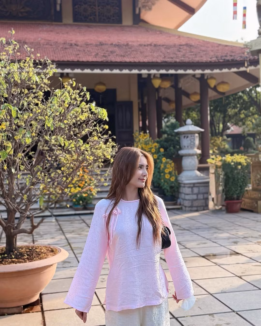 Với Khánh Chi, thời gian đi chùa đầu năm là khoảng thời gian để cô nàng ngẫm lại: "Đầu năm có cơ hội được đi hành hương viếng thăm 10 cảnh chùa, thời gian lắng lại và ngẫm ra nhiều điều".