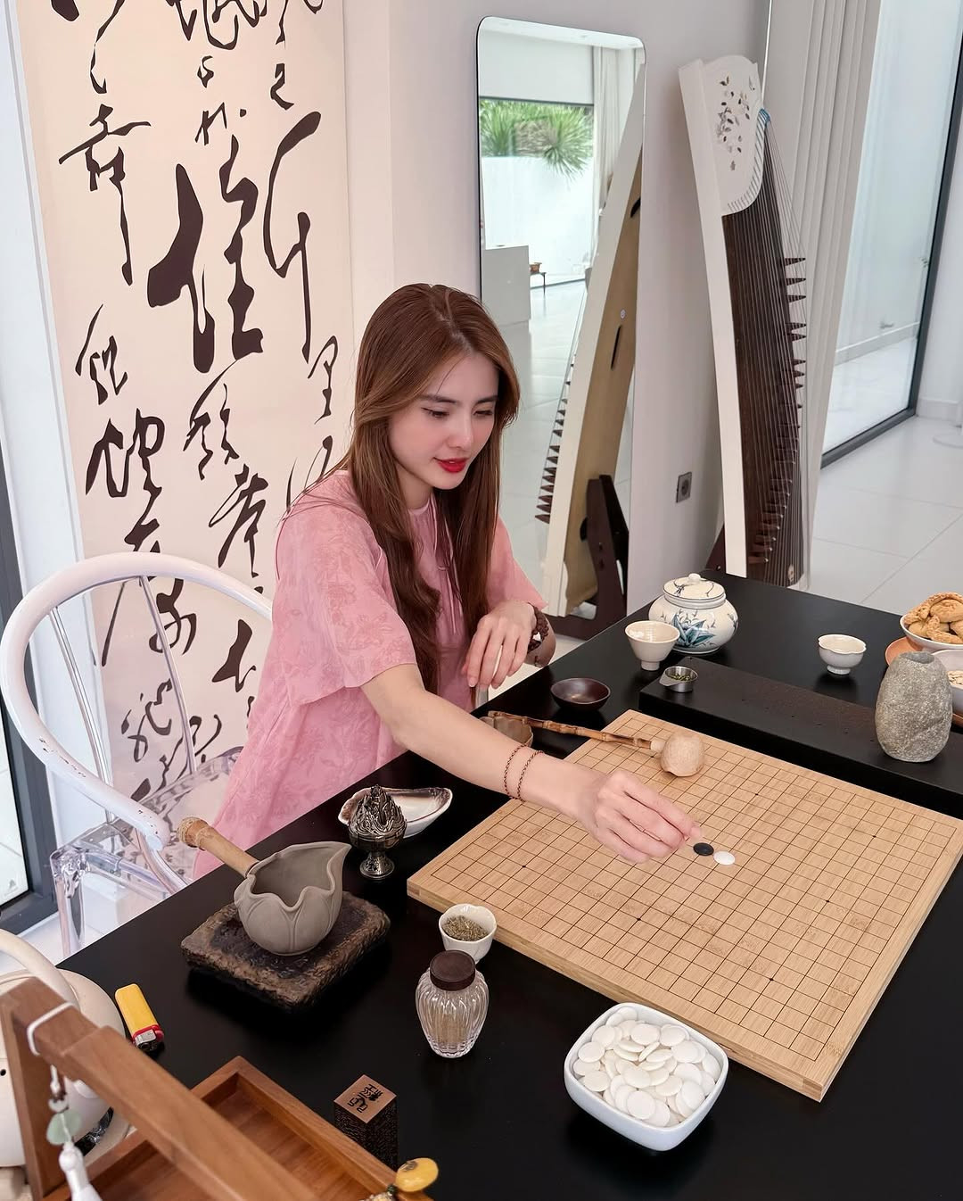 Khánh Chi sinh năm 1989, là em gái ruột của cựu danh thủ bóng đá Việt Nam Công Vinh. Cô nàng từng được biết đến là một hot girl với lượng theo dõi khủng trên mạng xã hội.