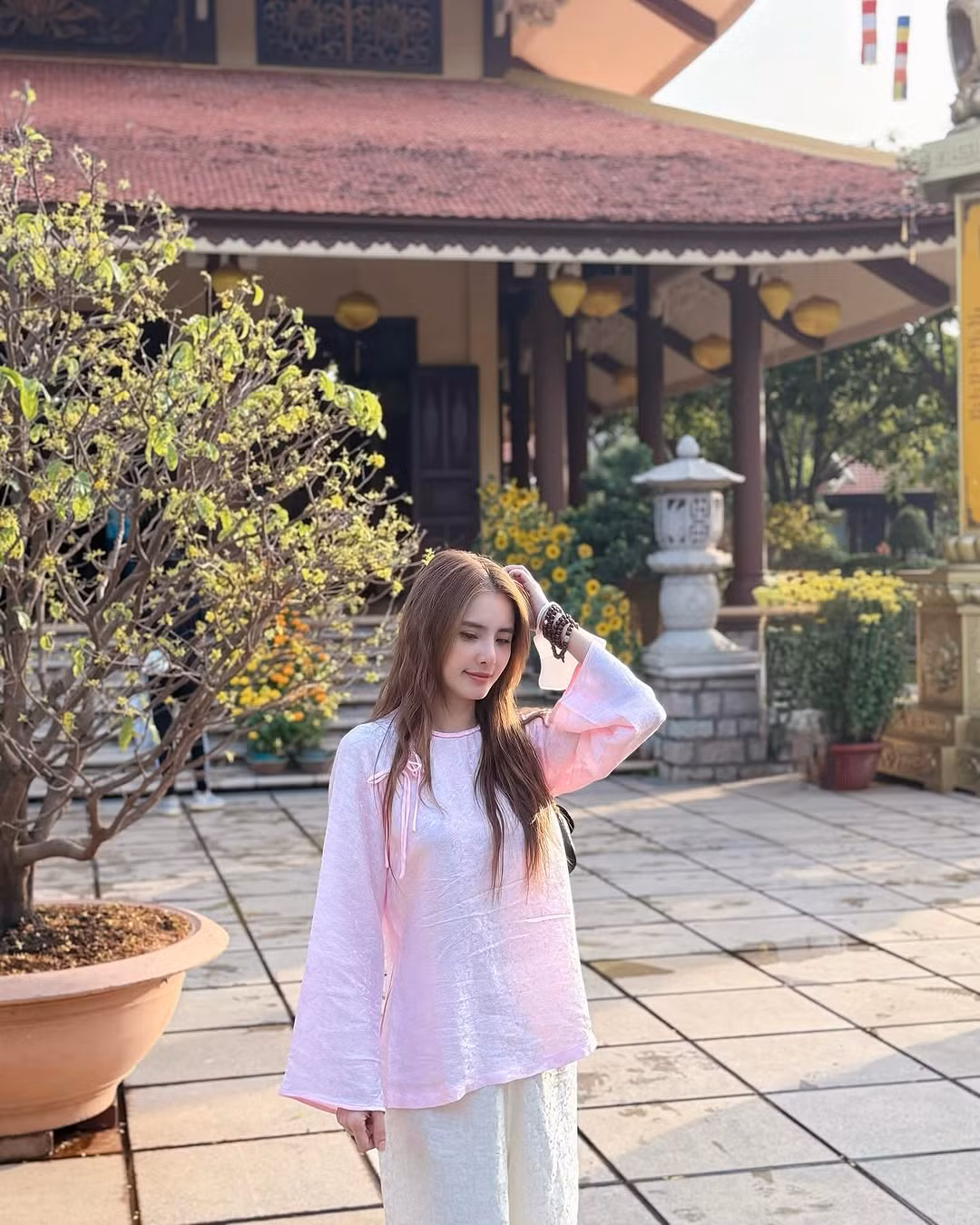 Diện thiết kế pháp phục lụa với màu sắc trang nhã, Khánh Chi không trang điểm nhiều mà sử dụng lớp make-up nhẹ nhàng, tự nhiên.