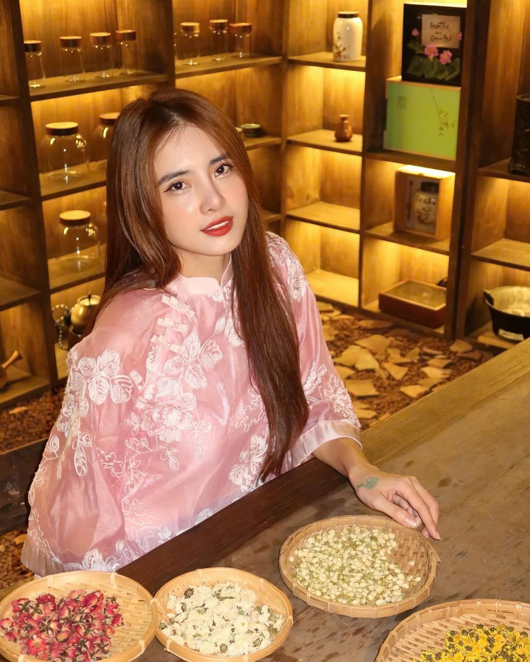 Ở ngưỡng tứ tuần và trải qua sinh nở, song vóc dáng của Khánh Chi khiến không ít chị em trầm trồ, ngưỡng mộ.