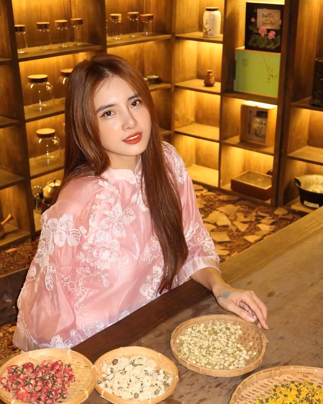 Ở ngưỡng tứ tuần và trải qua sinh nở, song vóc dáng của Khánh Chi khiến không ít chị em trầm trồ, ngưỡng mộ.