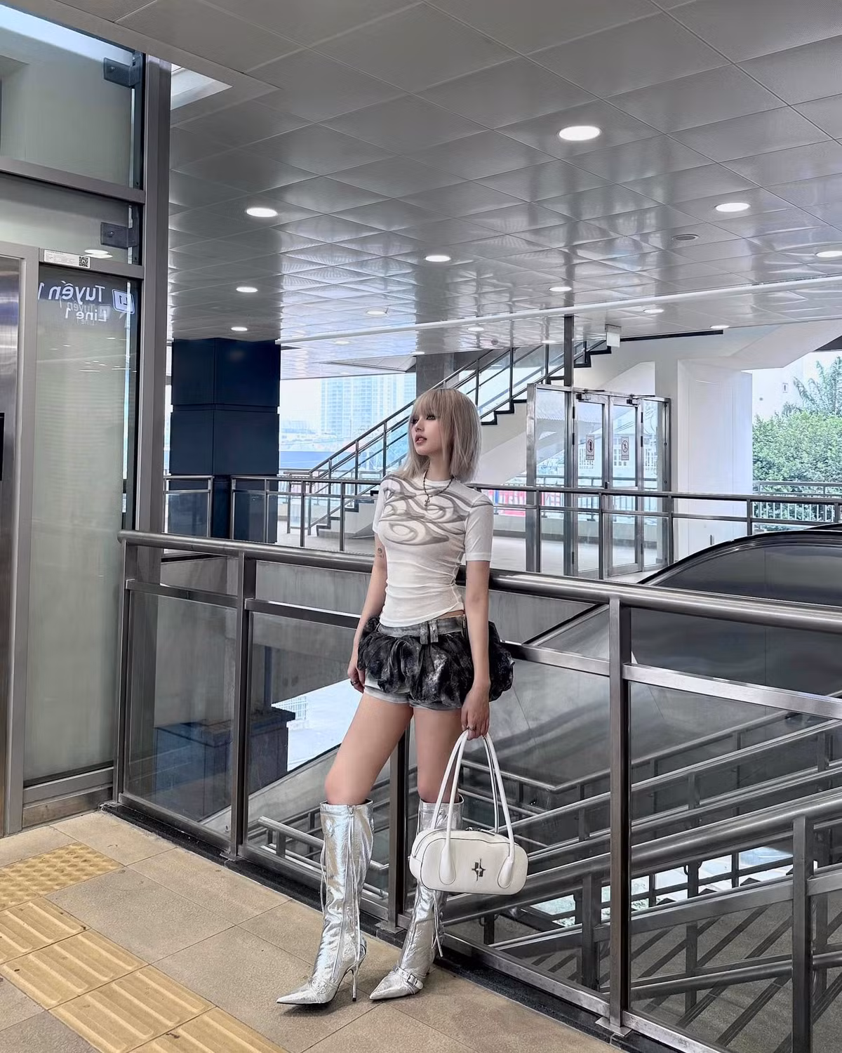 Nàng hot girl để tóc ngắn ngang vai, nhuộm màu bạch kim nổi bật.