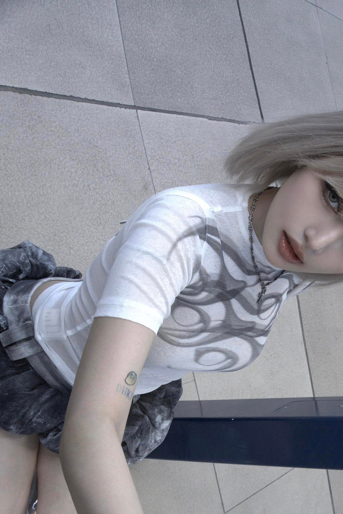 Ở loạt ảnh hiện tại, Xoài Non còn được công chúng đánh giá cao về gu ăn mặc. Nàng hot girl diện bản phối thời trang mang đậm phong cách Y2K với chiếc chân váy siêu ngắn cùng áo ôm sát lấy cơ thể, khoe đường cong.