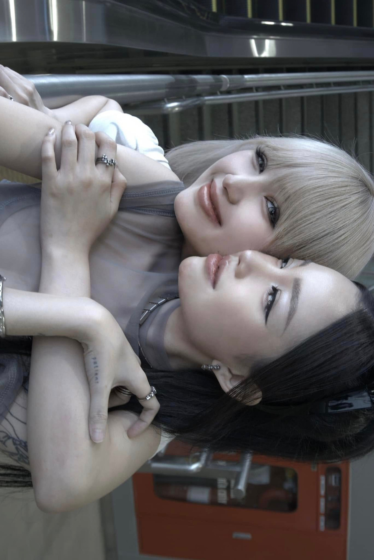 Xoài Non cùng người chị em thân thiết là Linh Ngọc Đàm trong cùng tạo hình với nhau.