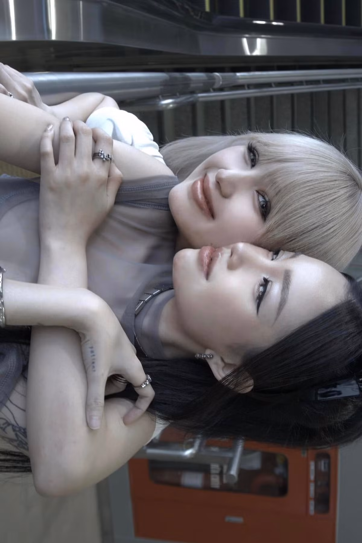 Xoài Non cùng người chị em thân thiết là Linh Ngọc Đàm trong cùng tạo hình với nhau.