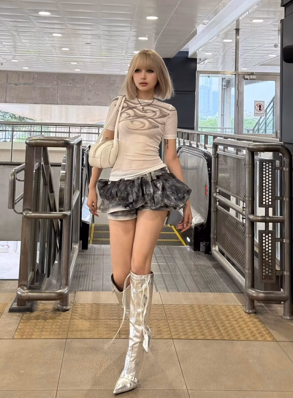 Đồng thời, phần tóc mái của Xoài Non còn được cắt ngang.