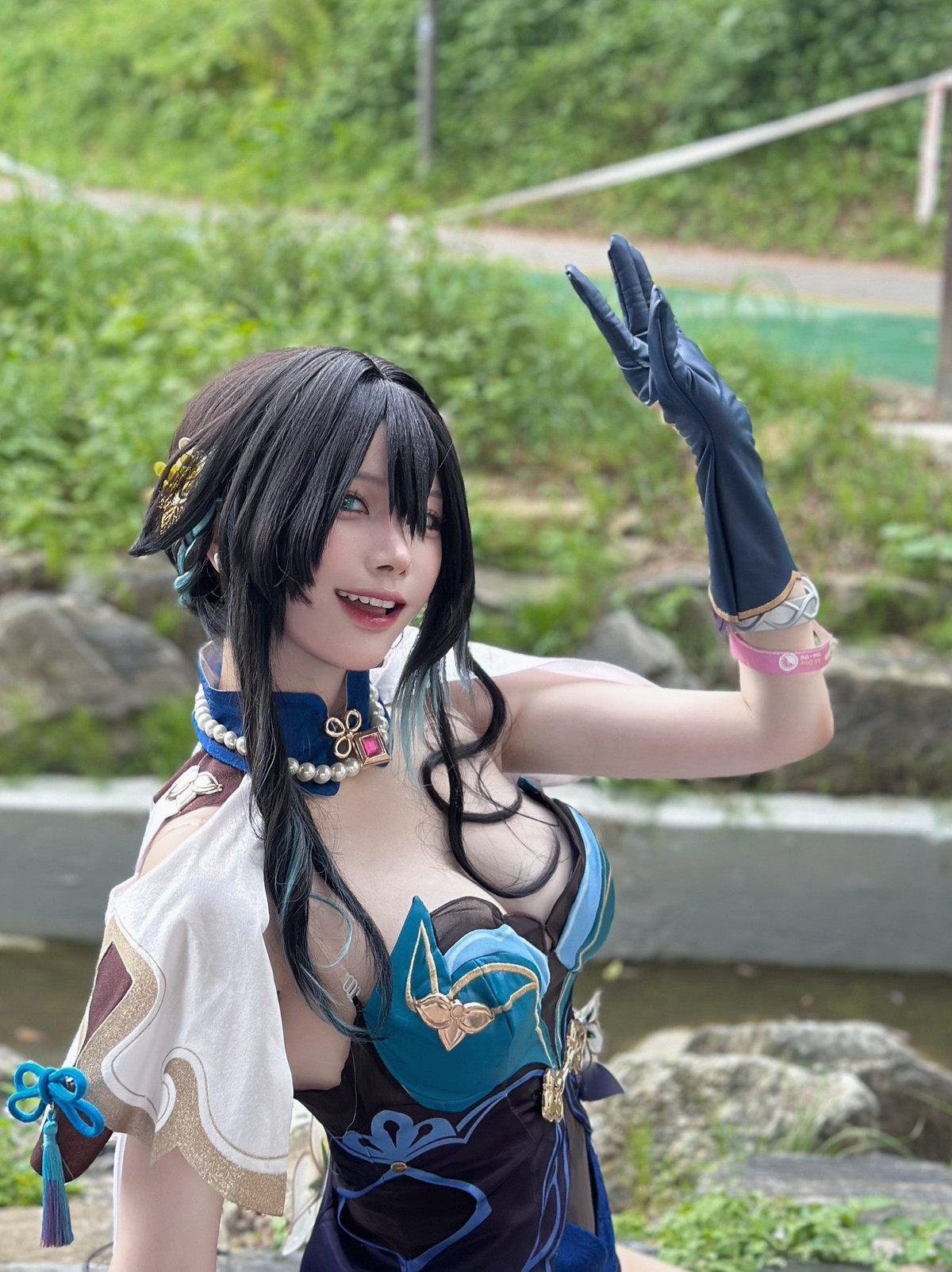 Nàng coser sở hữu lợi thế về thân hình với vòng 1 và vòng 3 cực khủng cùng vòng eo con kiến.