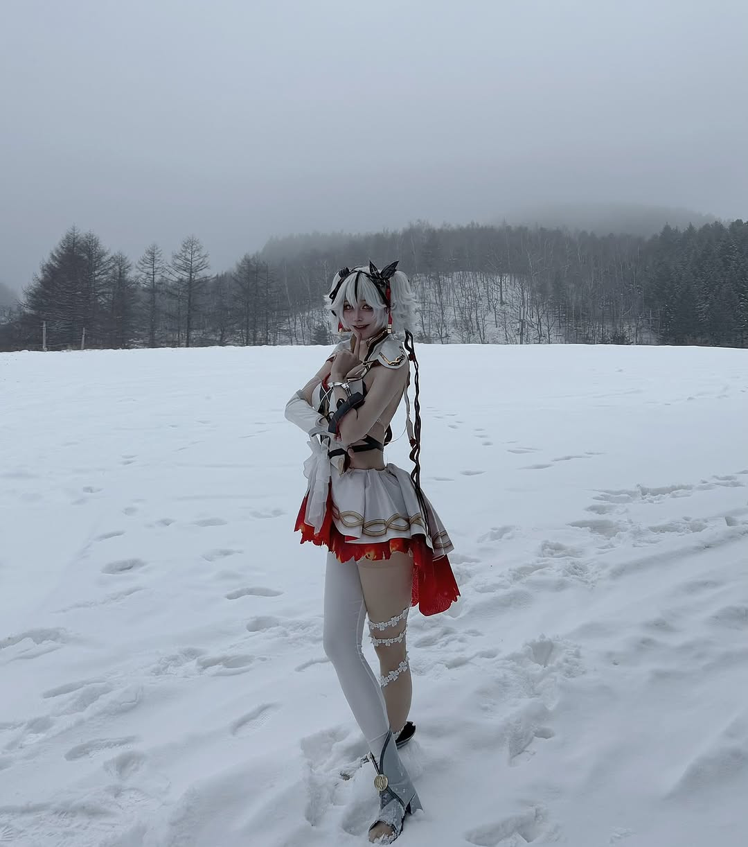 Nhiều người đã để lại bình luận phía dưới loạt ảnh của cô nàng: "Sao tôi không cảm thấy lạnh chút nào nữa nhỉ", "cực phẩm", "vẻ đẹp này có thể làm tan chảy tuyết xung quanh".