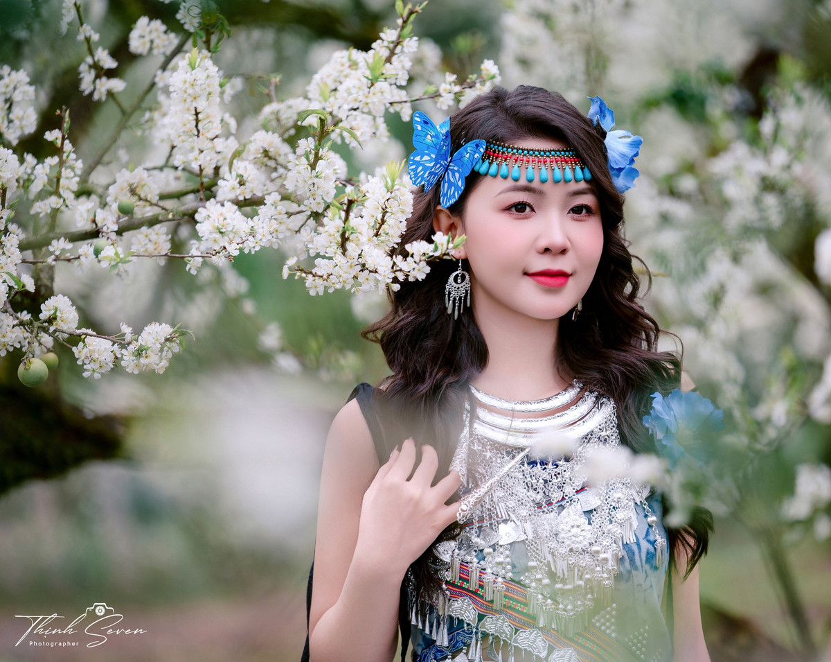 Sở hữu vẻ đẹp xinh xắn và nhẹ nhàng, đôi mắt hút hồn cùng nụ cười trong trẻo, nàng hoa khôi khiến người đối diện không thể rời mắt.