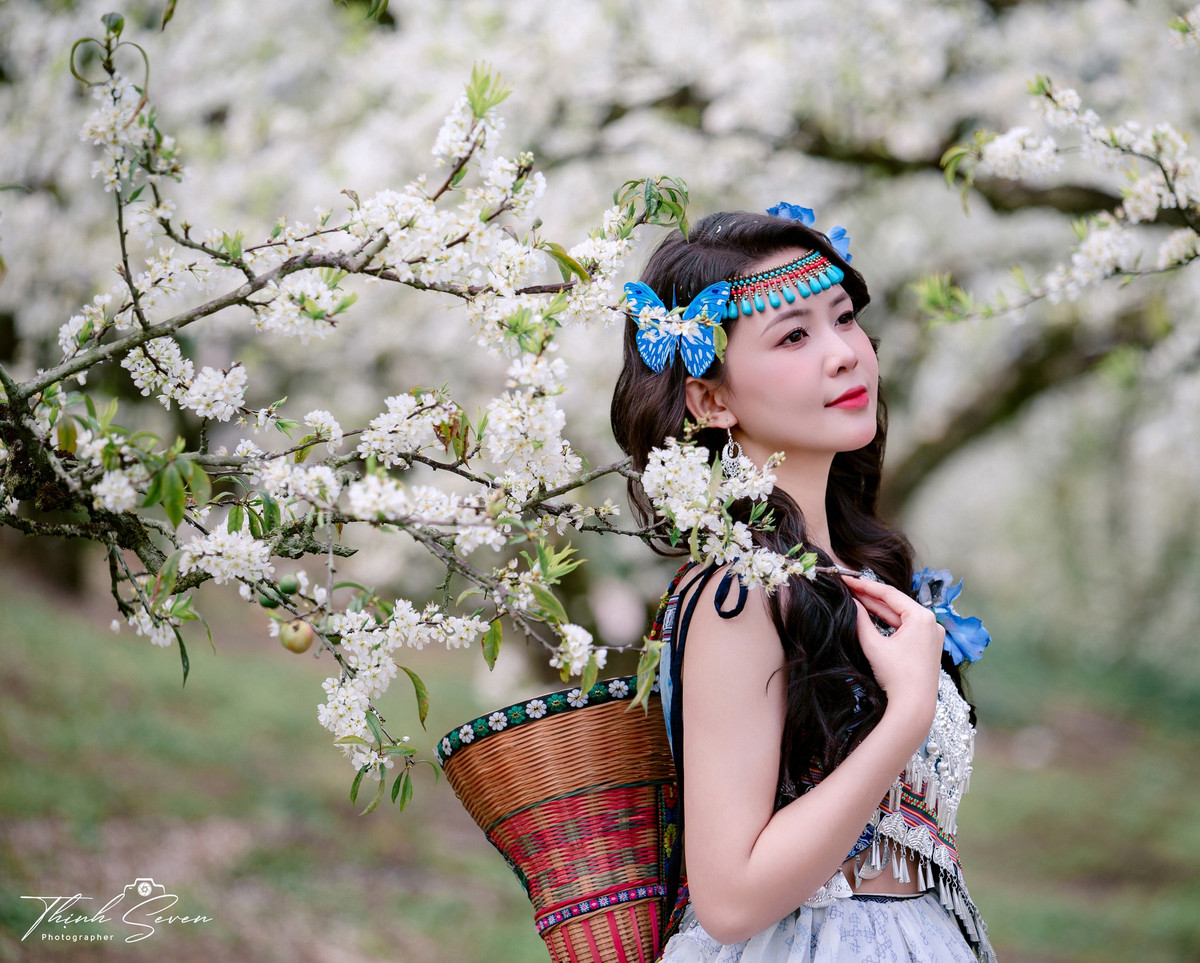 Trước đó, cô nàng cũng từng khiến MXH dậy sóng với bộ ảnh chụp sen.